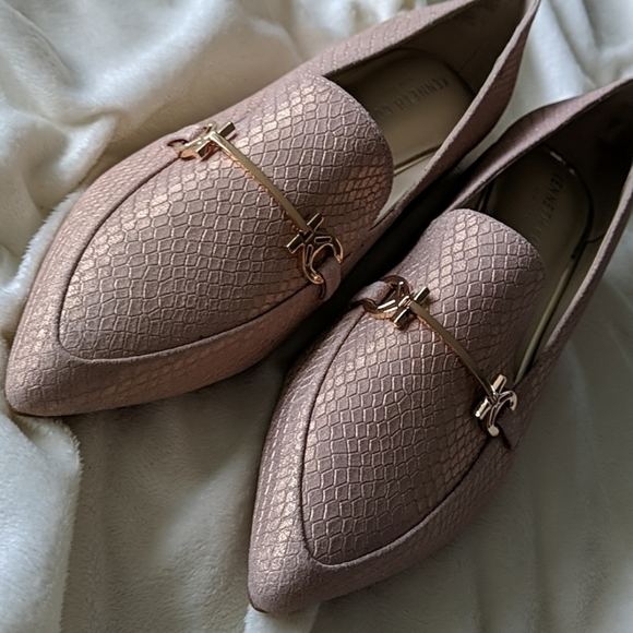 Camelia Keeper Flats​ - Picture 3 of 5